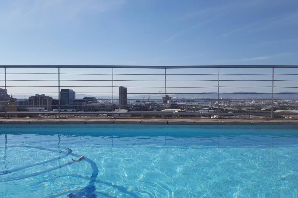 Four Seasons 818- Spacious Cbd Studio - Onsite Parking, Gym & Rooftop Pool Apartamento Cidade Do Cabo Exterior foto