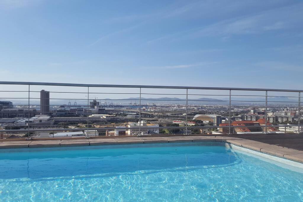 Four Seasons 818- Spacious Cbd Studio - Onsite Parking, Gym & Rooftop Pool Apartamento Cidade Do Cabo Exterior foto