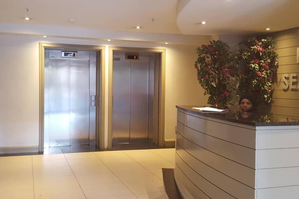 Four Seasons 818- Spacious Cbd Studio - Onsite Parking, Gym & Rooftop Pool Apartamento Cidade Do Cabo Exterior foto