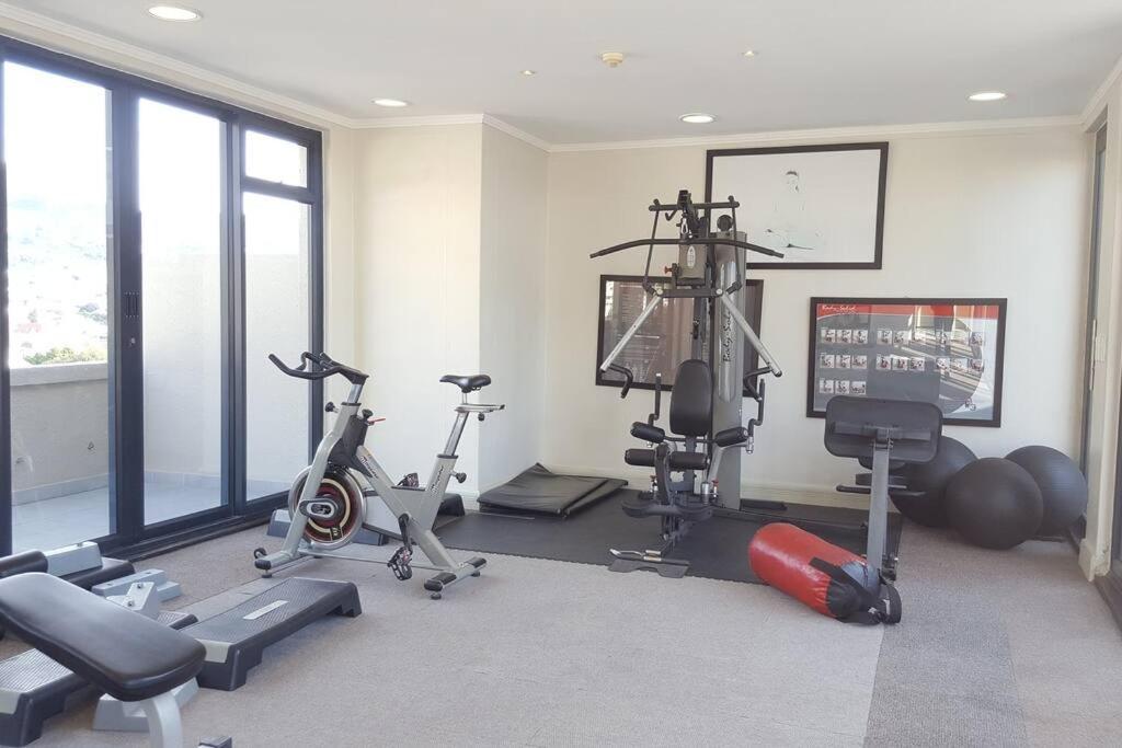 Four Seasons 818- Spacious Cbd Studio - Onsite Parking, Gym & Rooftop Pool Apartamento Cidade Do Cabo Exterior foto