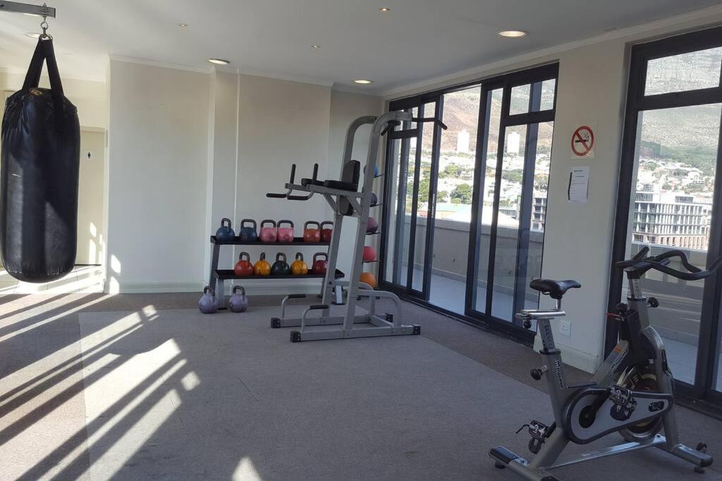 Four Seasons 818- Spacious Cbd Studio - Onsite Parking, Gym & Rooftop Pool Apartamento Cidade Do Cabo Exterior foto
