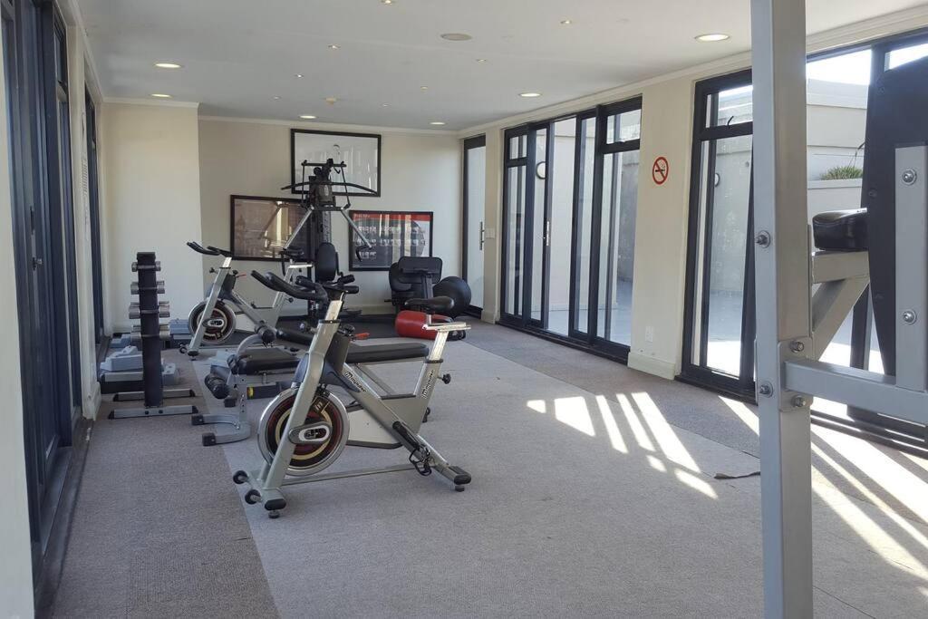 Four Seasons 818- Spacious Cbd Studio - Onsite Parking, Gym & Rooftop Pool Apartamento Cidade Do Cabo Exterior foto